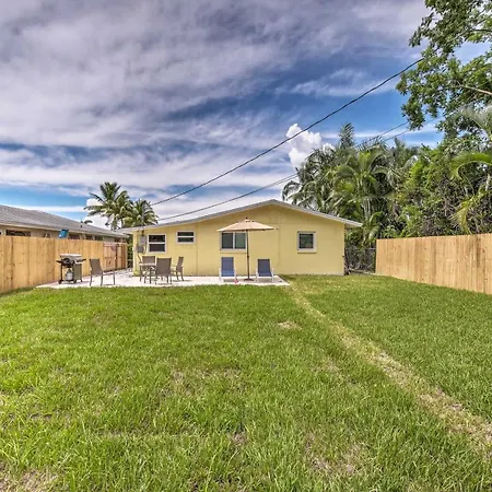 Tasteful Home With Patio And Grill Less Than 2 Mi To Beach!